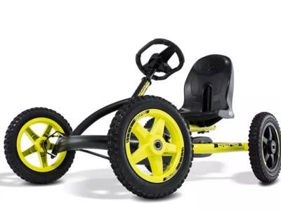 מכונית פדלים עם גלגלים צהובים ושחורים
