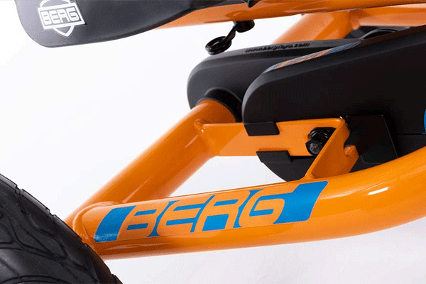 ציר גלגלים אחורי של מכונית פדלים מדגם ברג באדי בצבע כתום