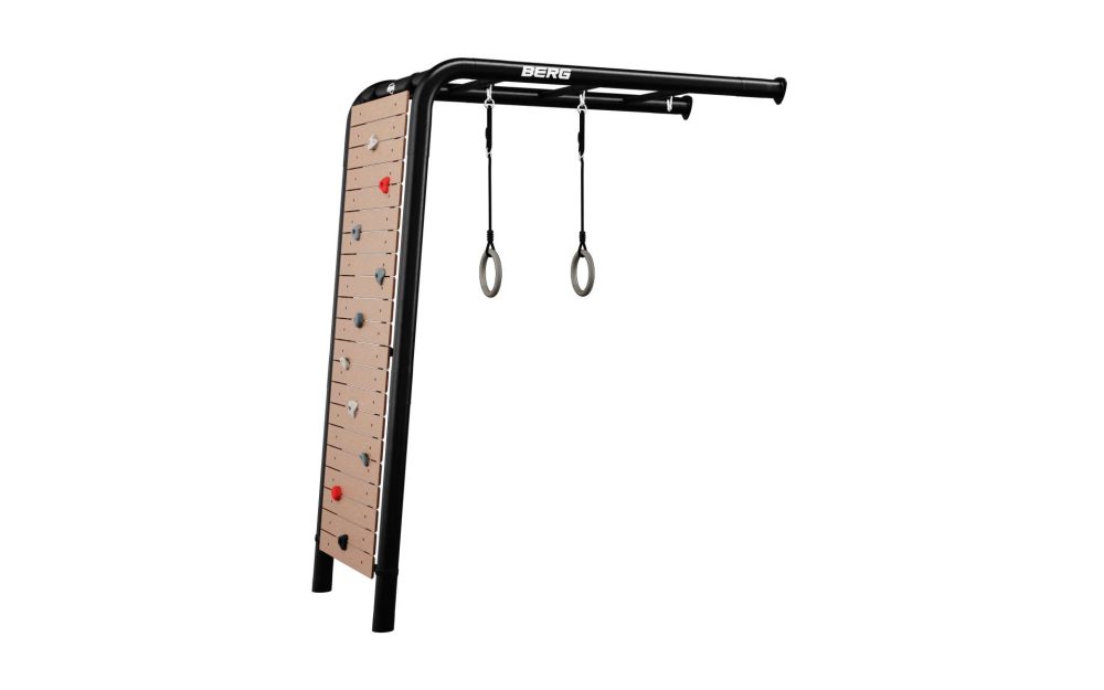 PlayBase Wall באורך 2.4 מטר כולל קיר טיפוס מונקי בר טרפז וזוג טבעות של חברת Berg מהולנד